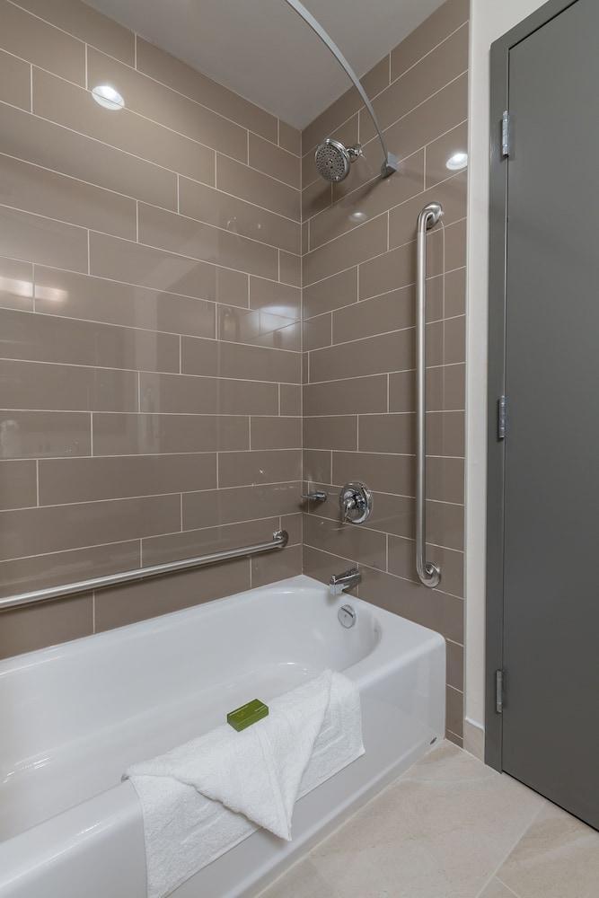 Best Western Plus Chestermere Hotel Eksteriør bilde