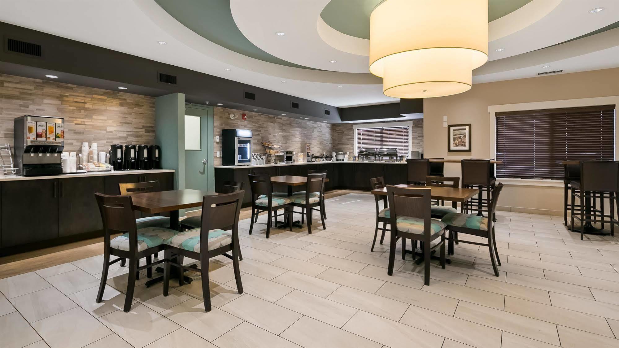 Best Western Plus Chestermere Hotel Eksteriør bilde