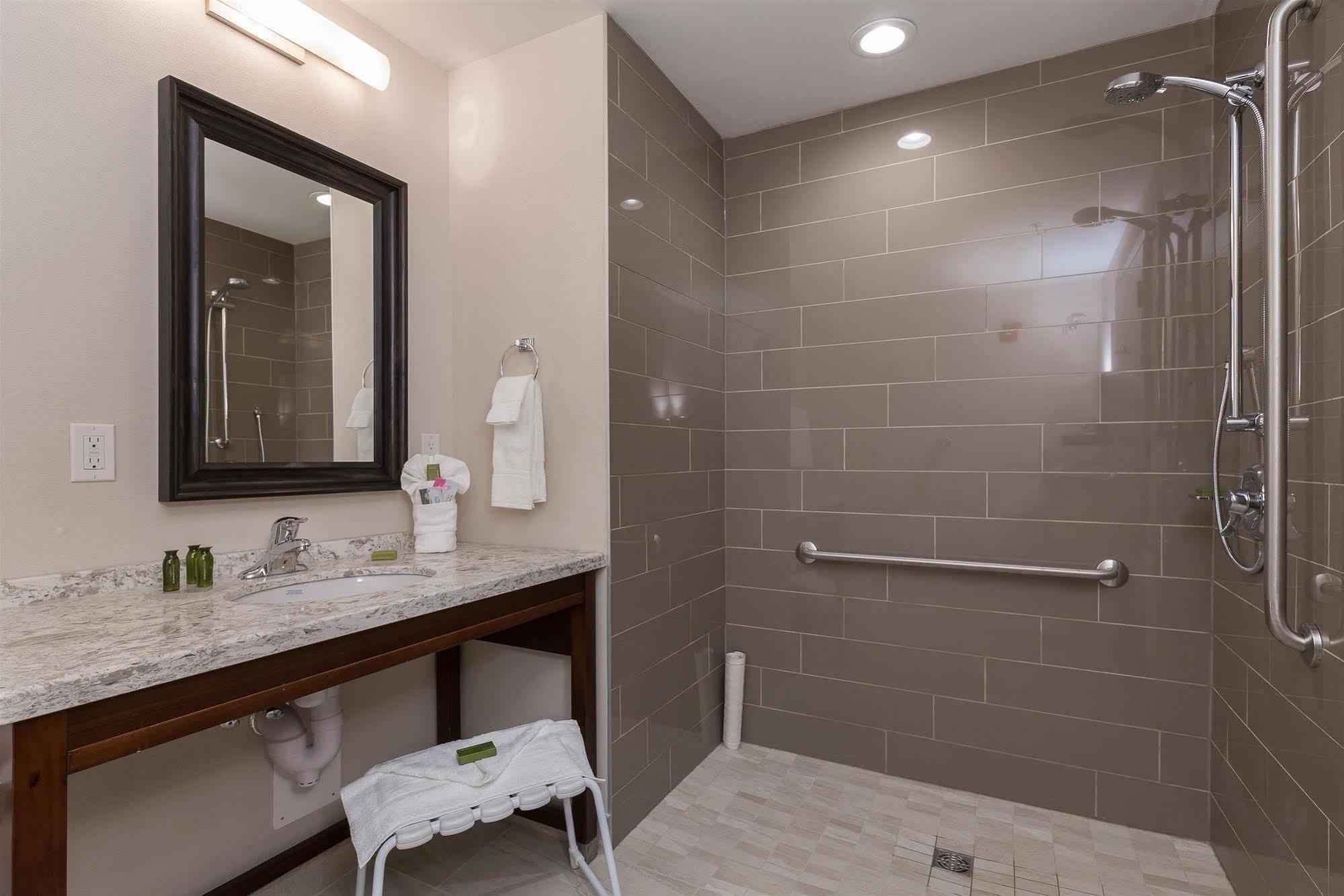 Best Western Plus Chestermere Hotel Eksteriør bilde